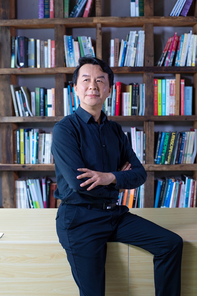 邱峰.jpg 邱峰.jpg